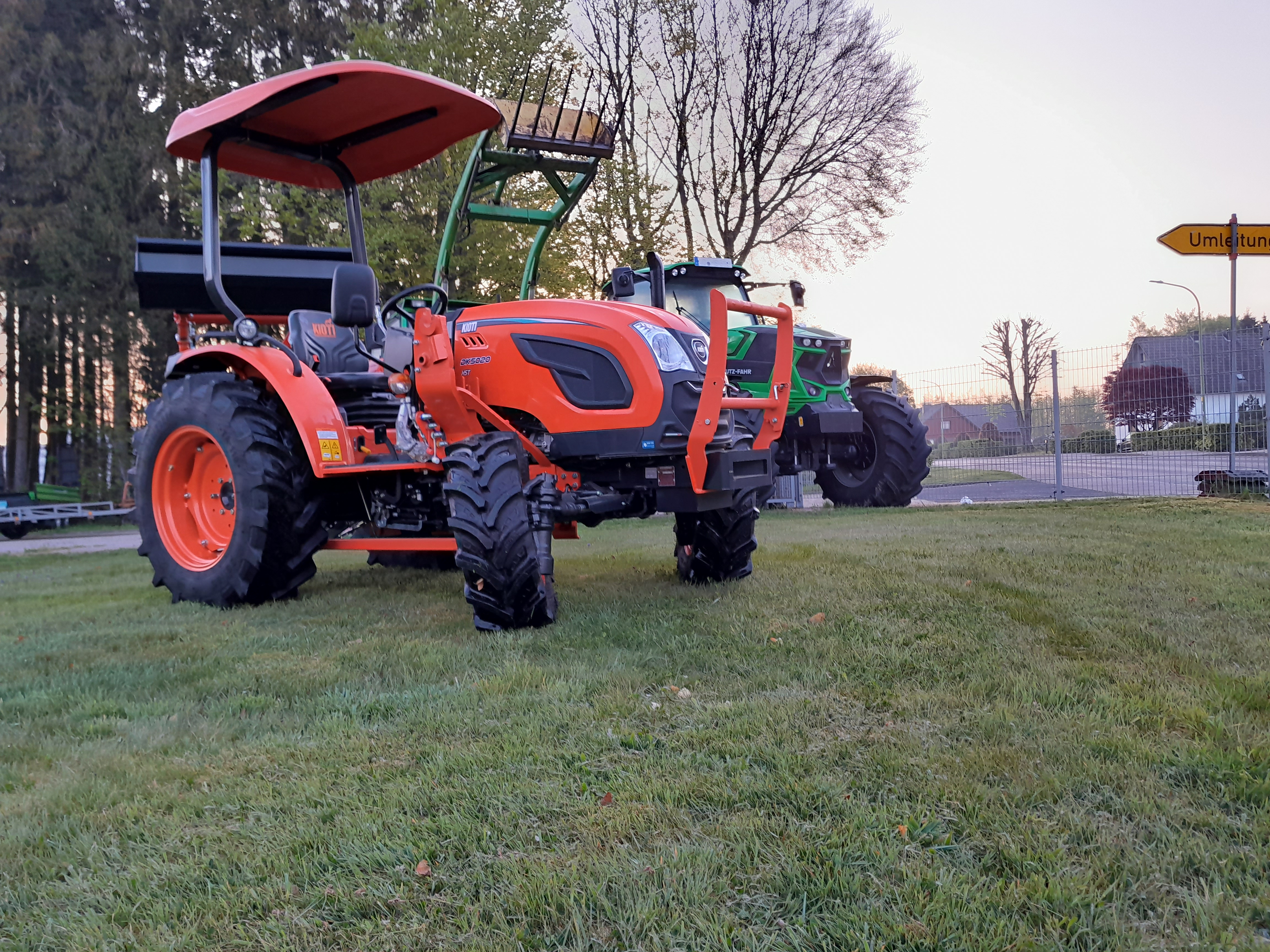 Kioti DK5020 Kleintraktor mit Sonnendach